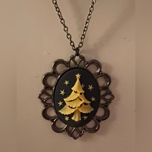 NEW Christmas Cameo pendant necklace - Picture 3 of 3